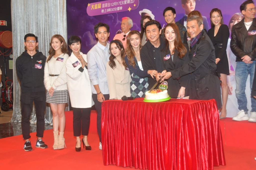 眾人即場為林偉慶祝生日。